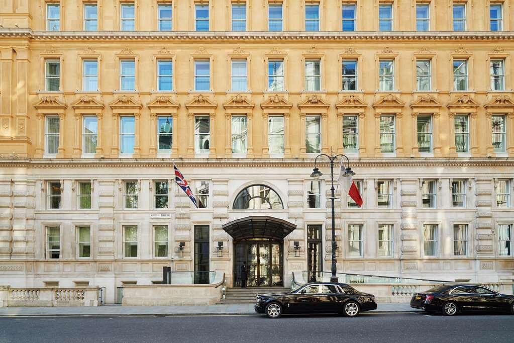 Giới siêu giàu London dùng bút máy kim cương, thuê giúp việc tốn 11 tỷ