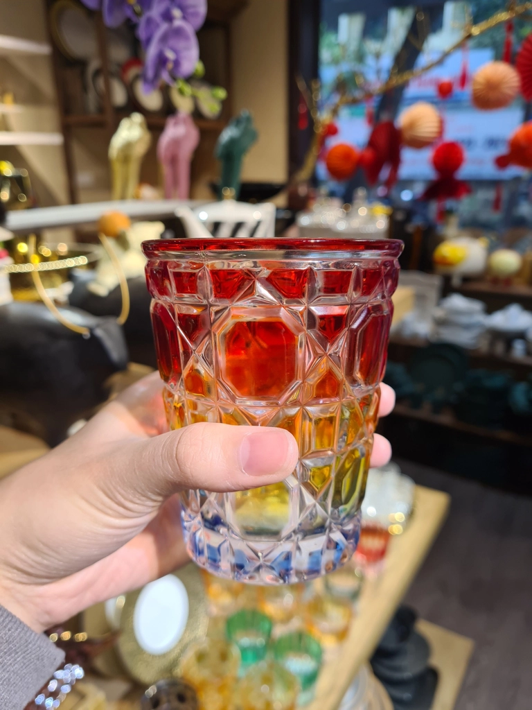 Giới siêu giàu London dùng bút máy kim cương, thuê giúp việc tốn 11 tỷ
