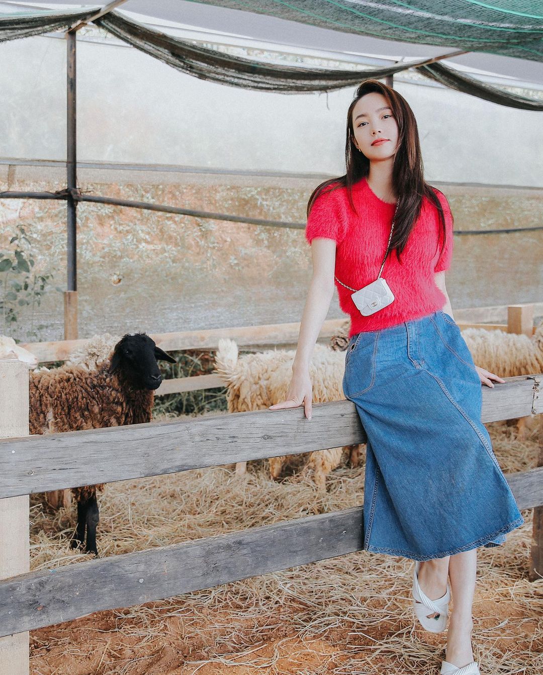 Cách phối đồ với chân váy bò dài? 10+ cách mix & match trendy
