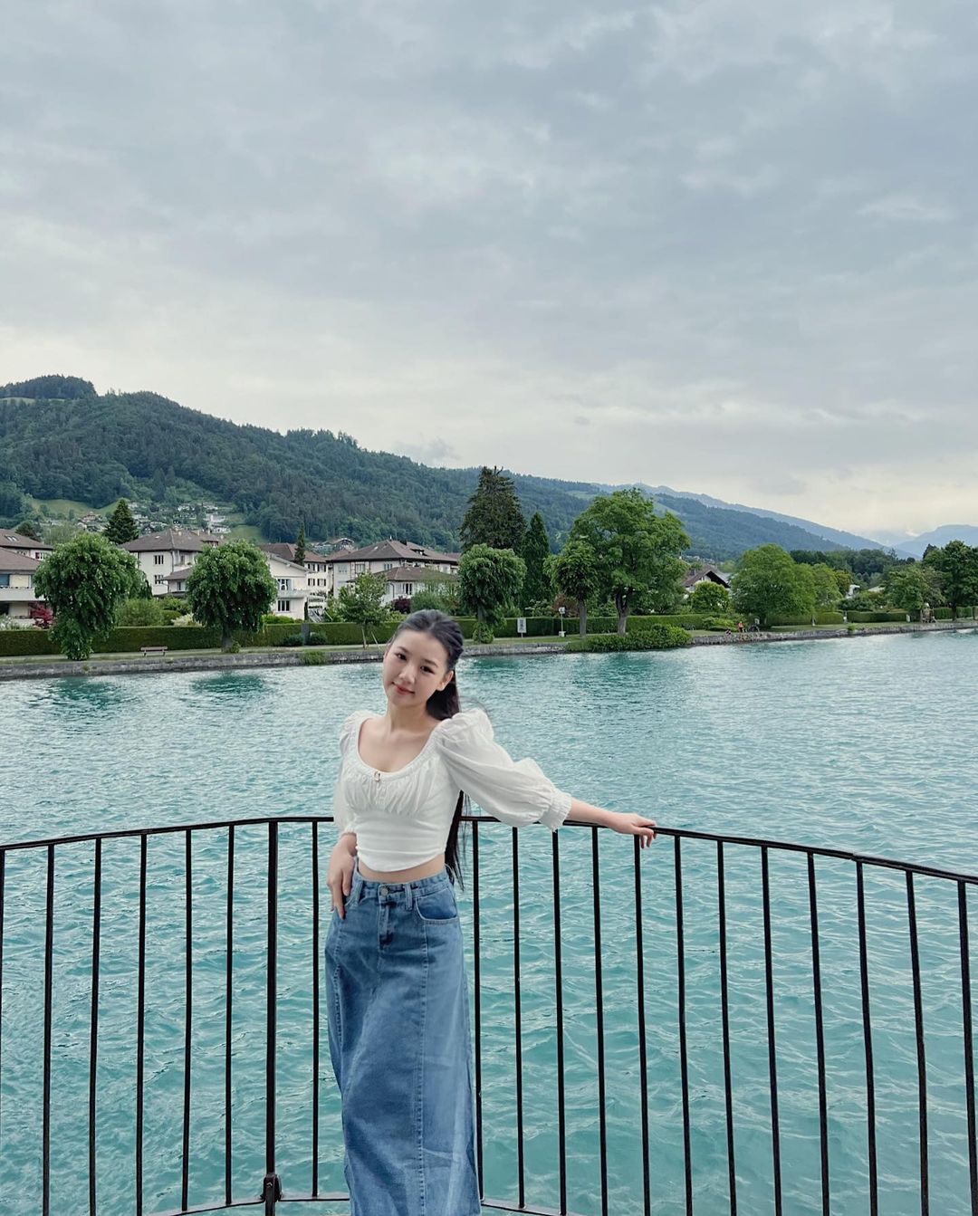 Cách phối đồ với chân váy bò dài? 10+ cách mix & match trendy