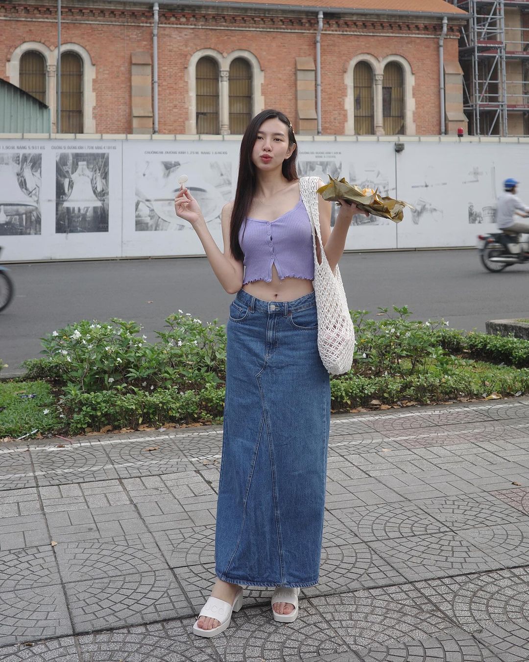 Cách phối đồ với chân váy bò dài? 10+ cách mix & match trendy