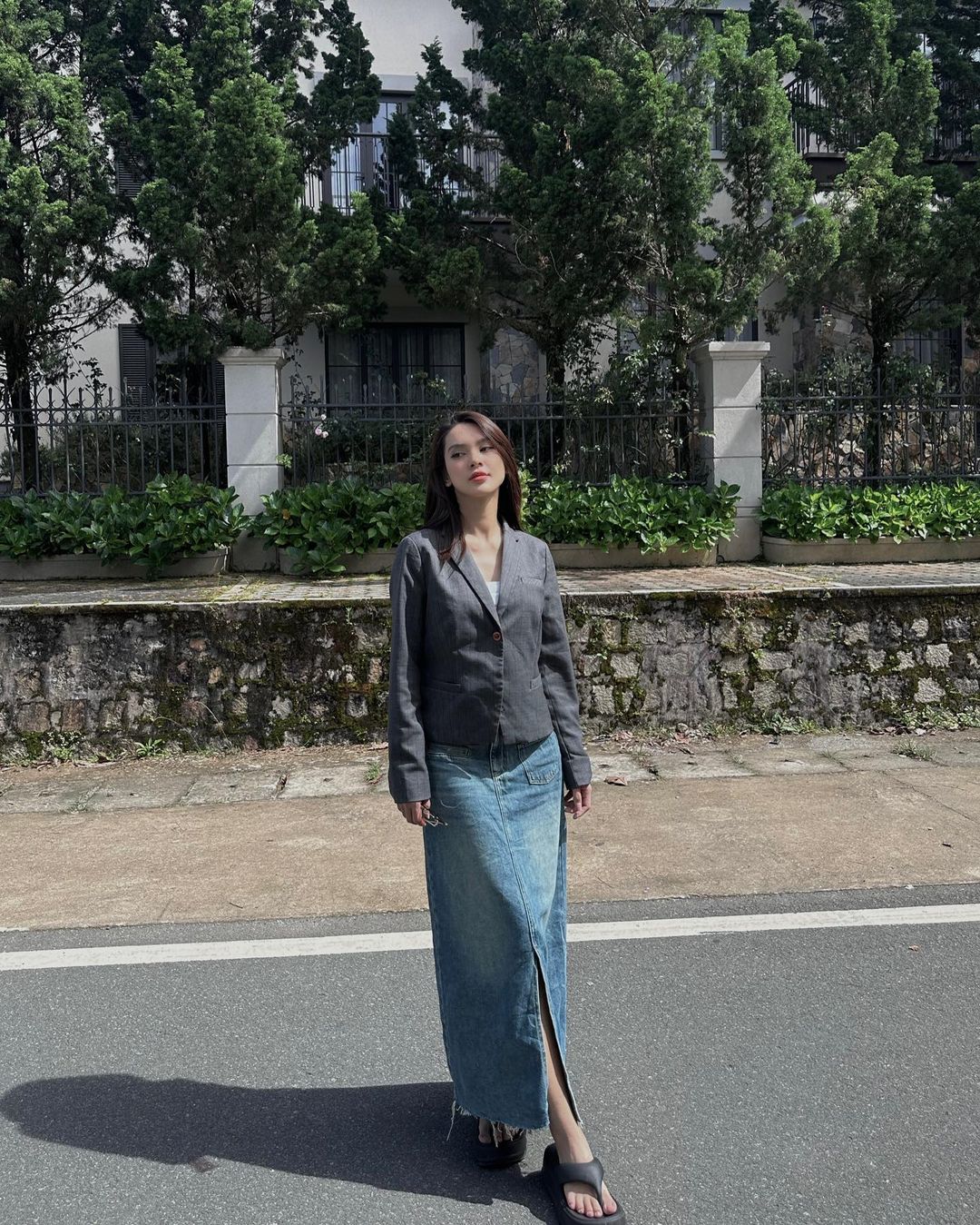 Cách phối đồ với chân váy bò dài? 10+ cách mix & match trendy