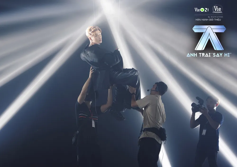 MV theme song 'Anh Trai Say Hi': 'Sáng tạo, hoành tráng’