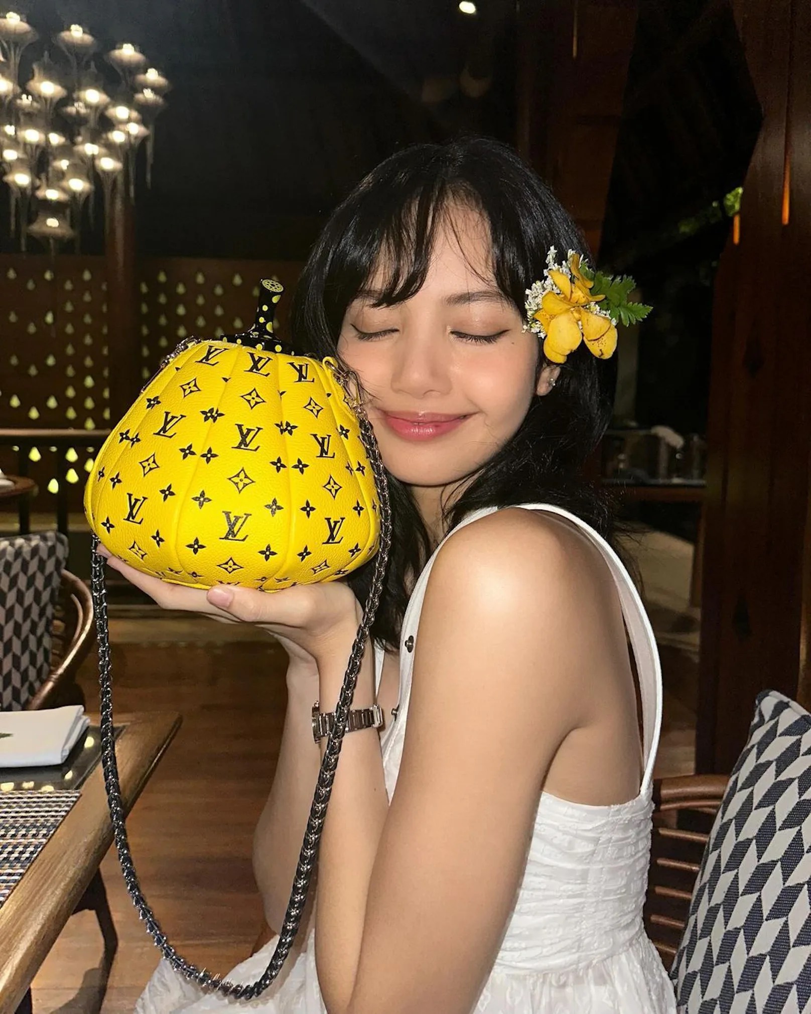 Lisa (BLACKPINK) trở về với mái tóc tự nhiên khi yêu