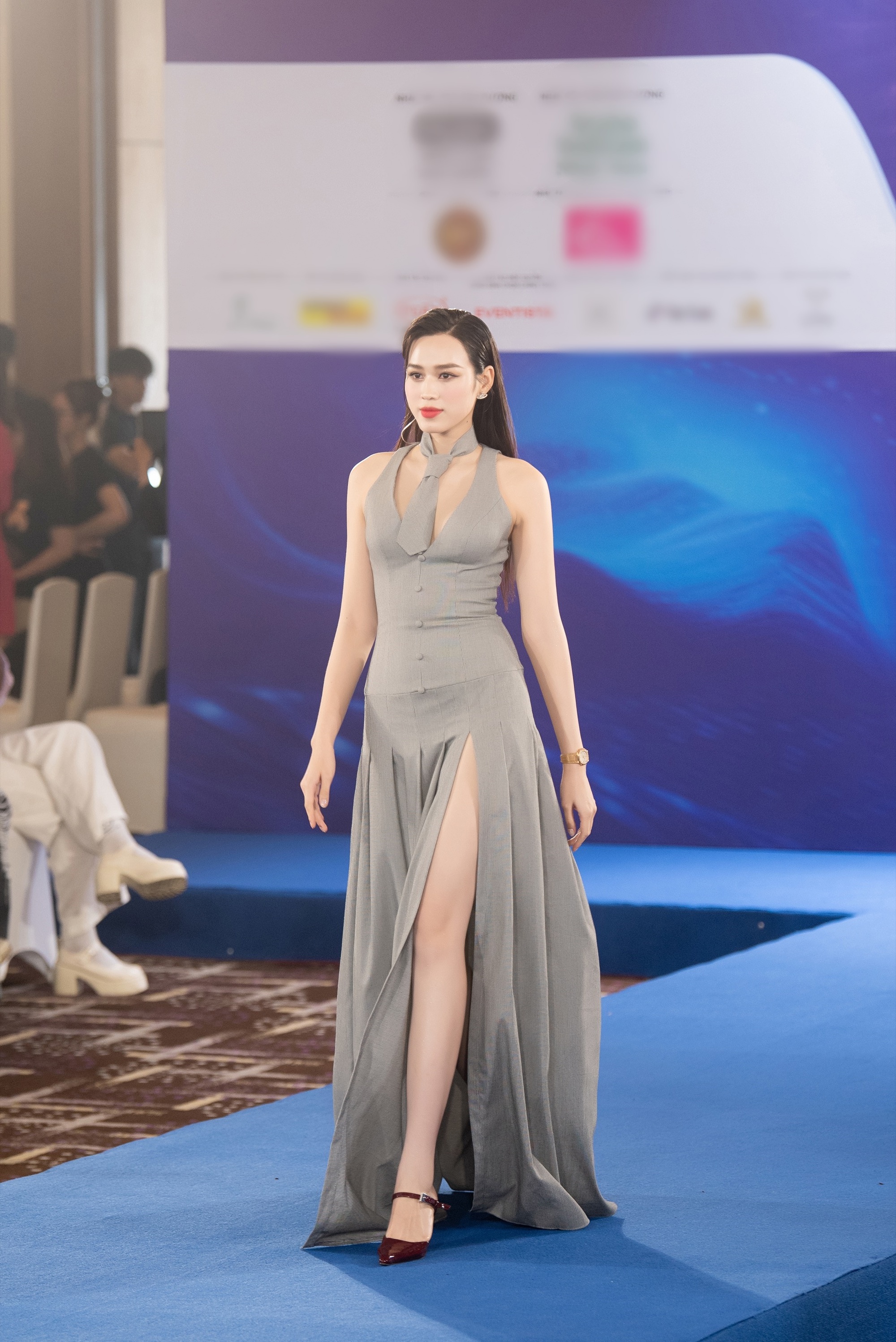 Đỗ Hà trưng trổ đôi chân đẹp nhất làng Hoa hậu, nhan sắc "cực cuốn" khi làm giám khảo Mr World Vietnam