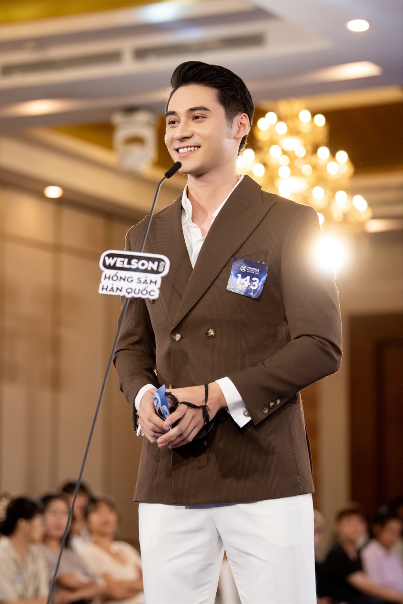 Thí sinh Mr World Vietnam đọ trình 'bắn' tiếng Anh như gió với Lương Thùy Linh