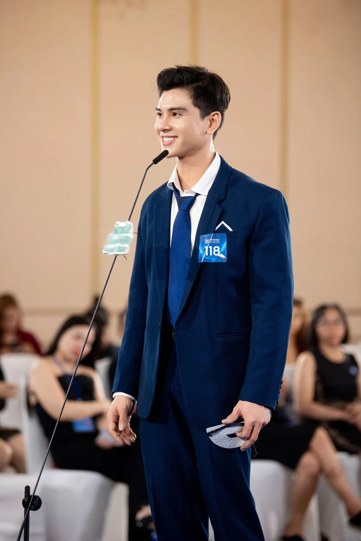 Thí sinh Mr World Vietnam đọ trình 'bắn' tiếng Anh như gió với Lương Thùy Linh