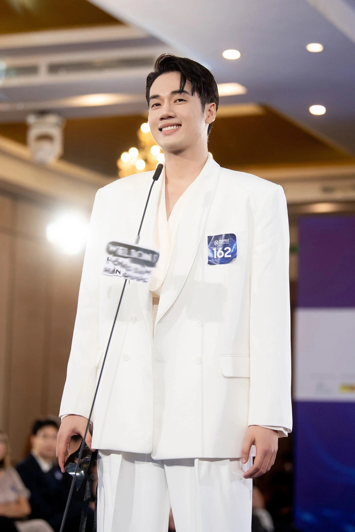 Thí sinh Mr World Vietnam đọ trình 'bắn' tiếng Anh như gió với Lương Thùy Linh