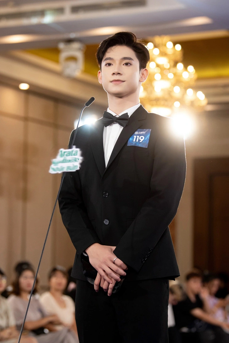 Thí sinh Mr World Vietnam đọ trình 'bắn' tiếng Anh như gió với Lương Thùy Linh