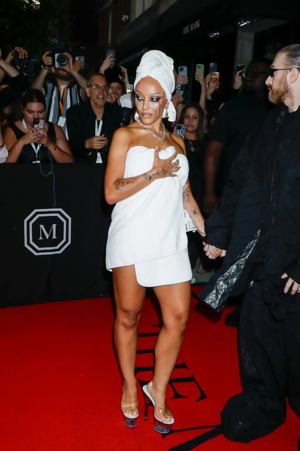Doja Cat quấn khăn tắm, mặc đồ ướt dự Met Gala 2024