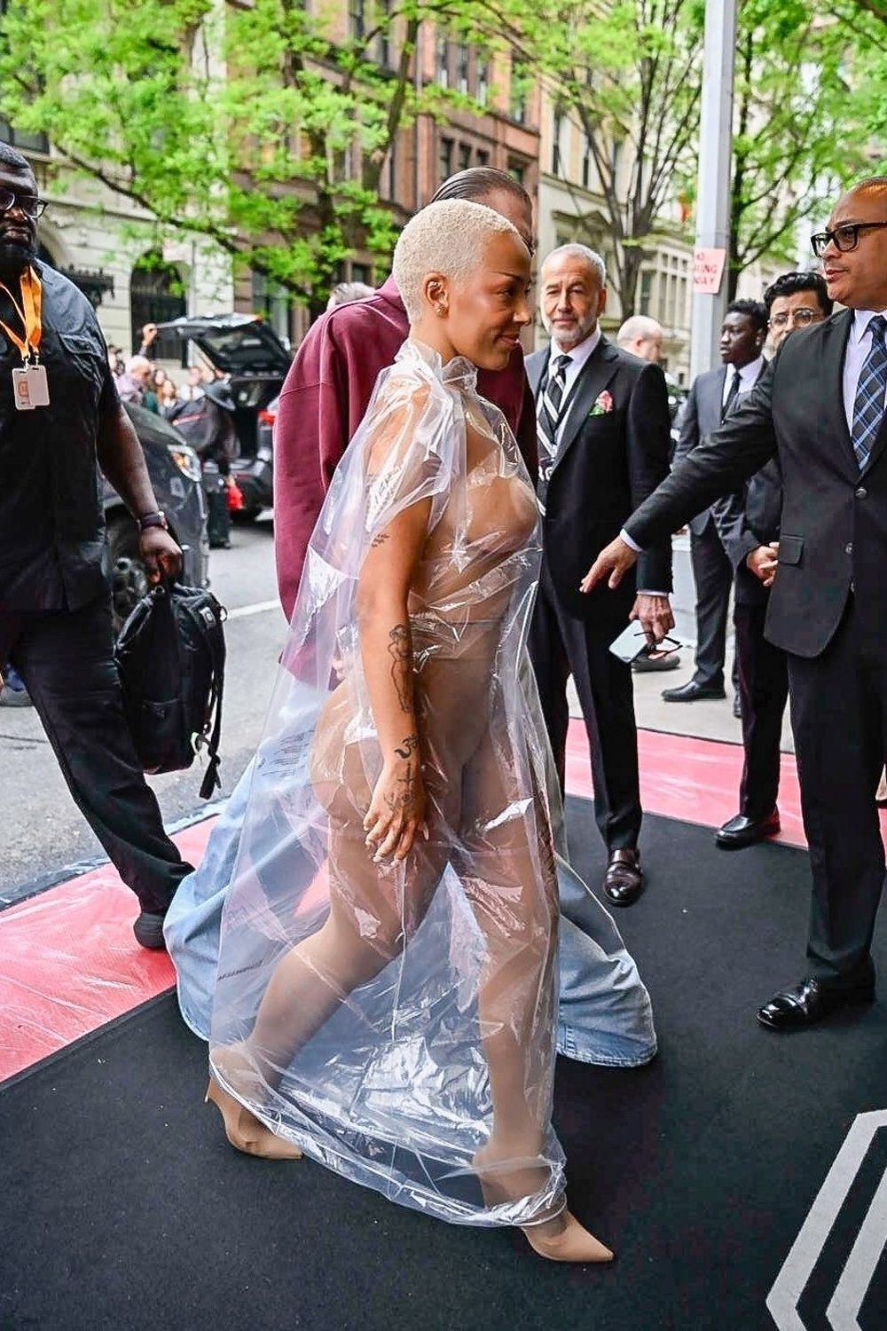 Doja Cat quấn khăn tắm, mặc đồ ướt dự Met Gala 2024