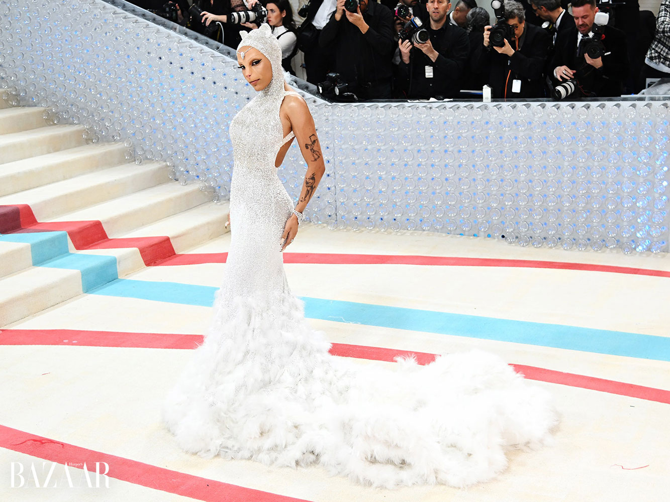 Doja Cat quấn khăn tắm, mặc đồ ướt dự Met Gala 2024