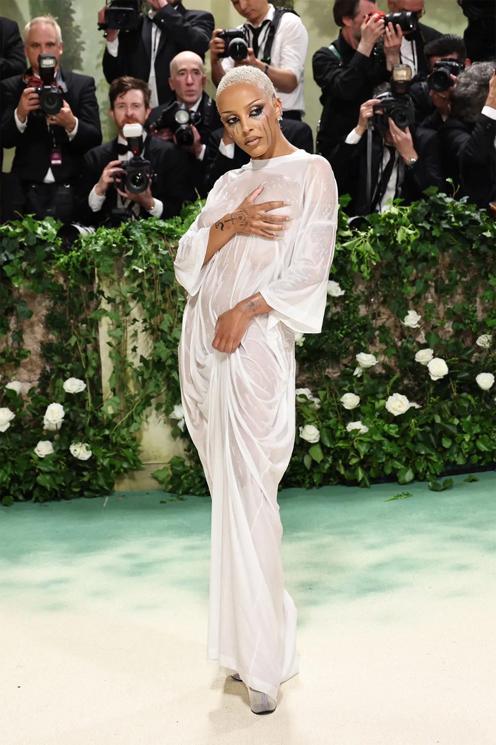 Doja Cat quấn khăn tắm, mặc đồ ướt dự Met Gala 2024