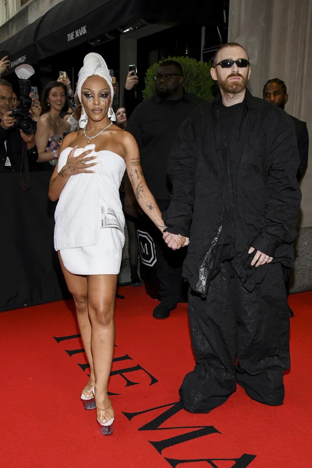 Doja Cat quấn khăn tắm, mặc đồ ướt dự Met Gala 2024