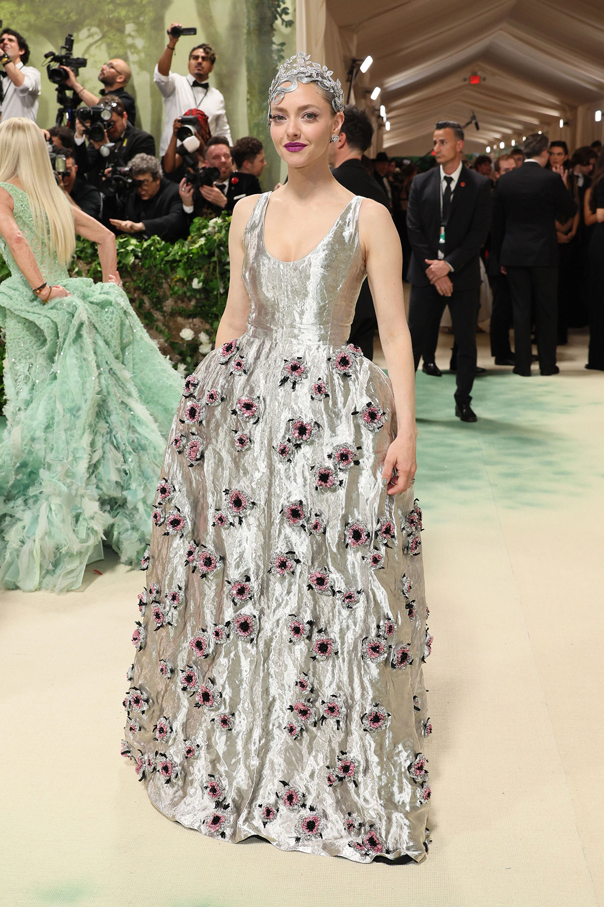 Xu hướng đầm ánh bạc càn quét thảm đỏ Met Gala 2024