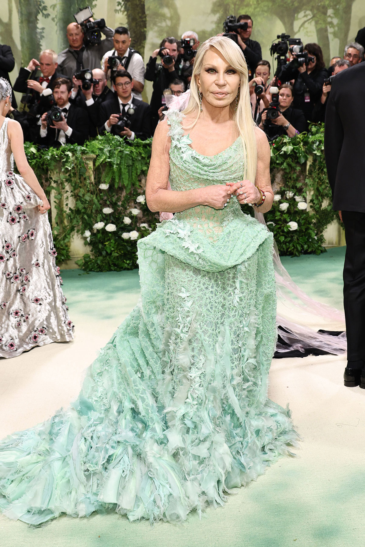 Zendaya, Lana Del Rey dẫn đầu phái "thần rừng" đổ bộ Met Gala 2024