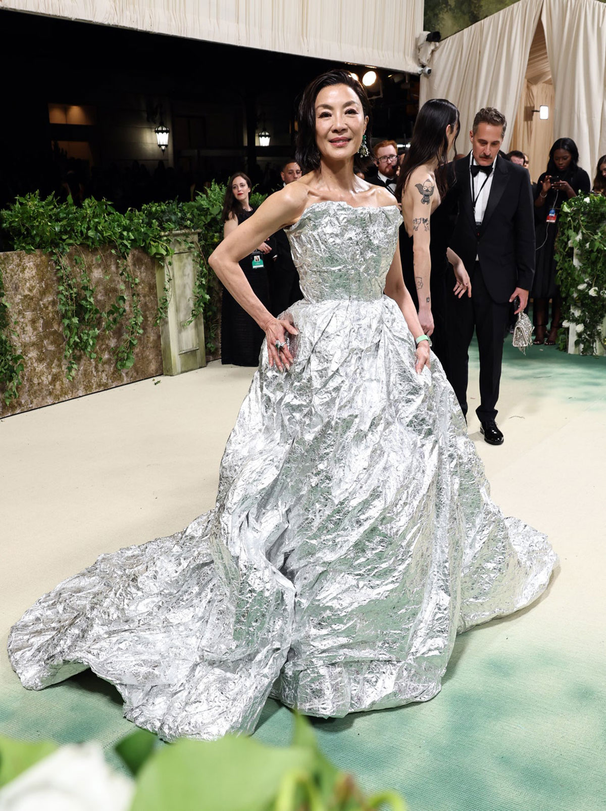 Xu hướng đầm ánh bạc càn quét thảm đỏ Met Gala 2024