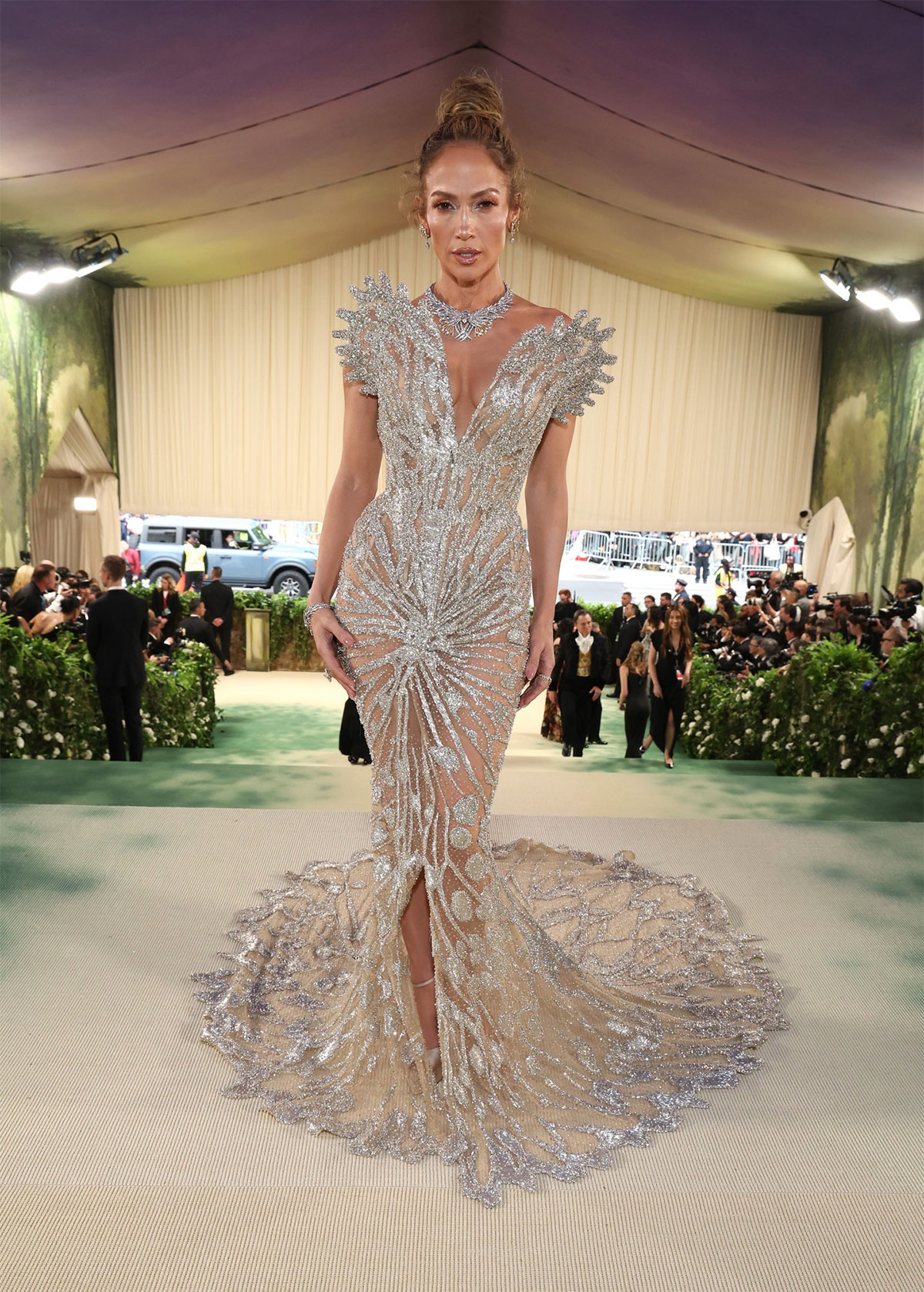 Xu hướng đầm ánh bạc càn quét thảm đỏ Met Gala 2024