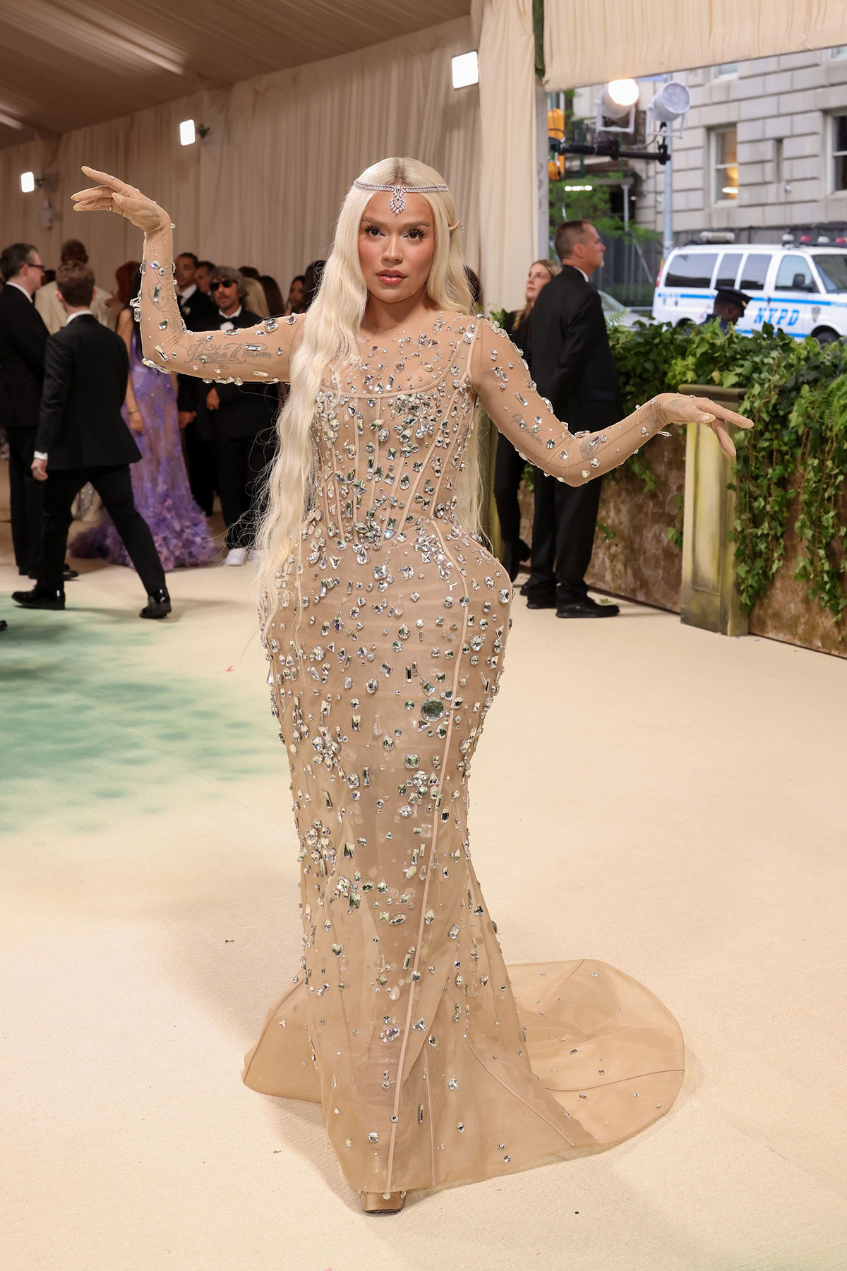 Xu hướng đầm ánh bạc càn quét thảm đỏ Met Gala 2024