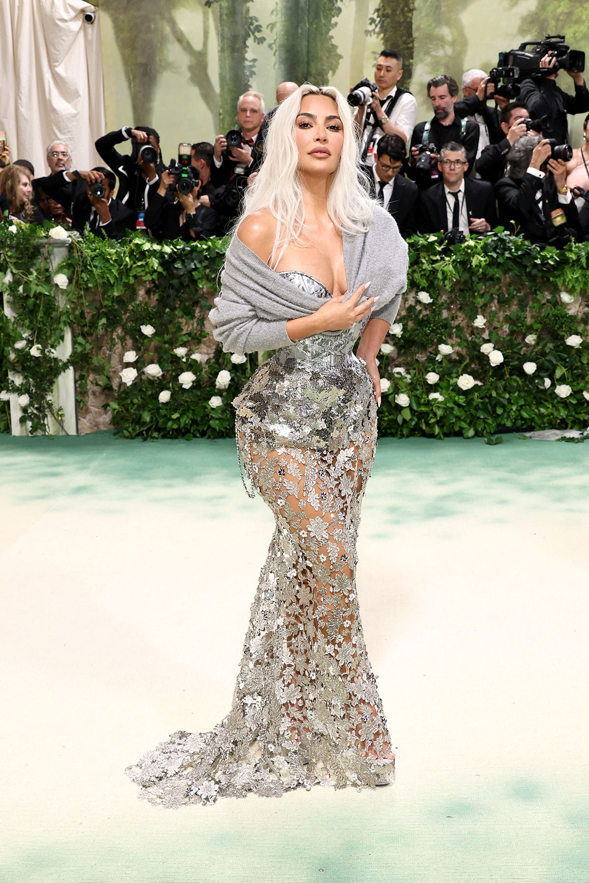 Xu hướng đầm ánh bạc càn quét thảm đỏ Met Gala 2024
