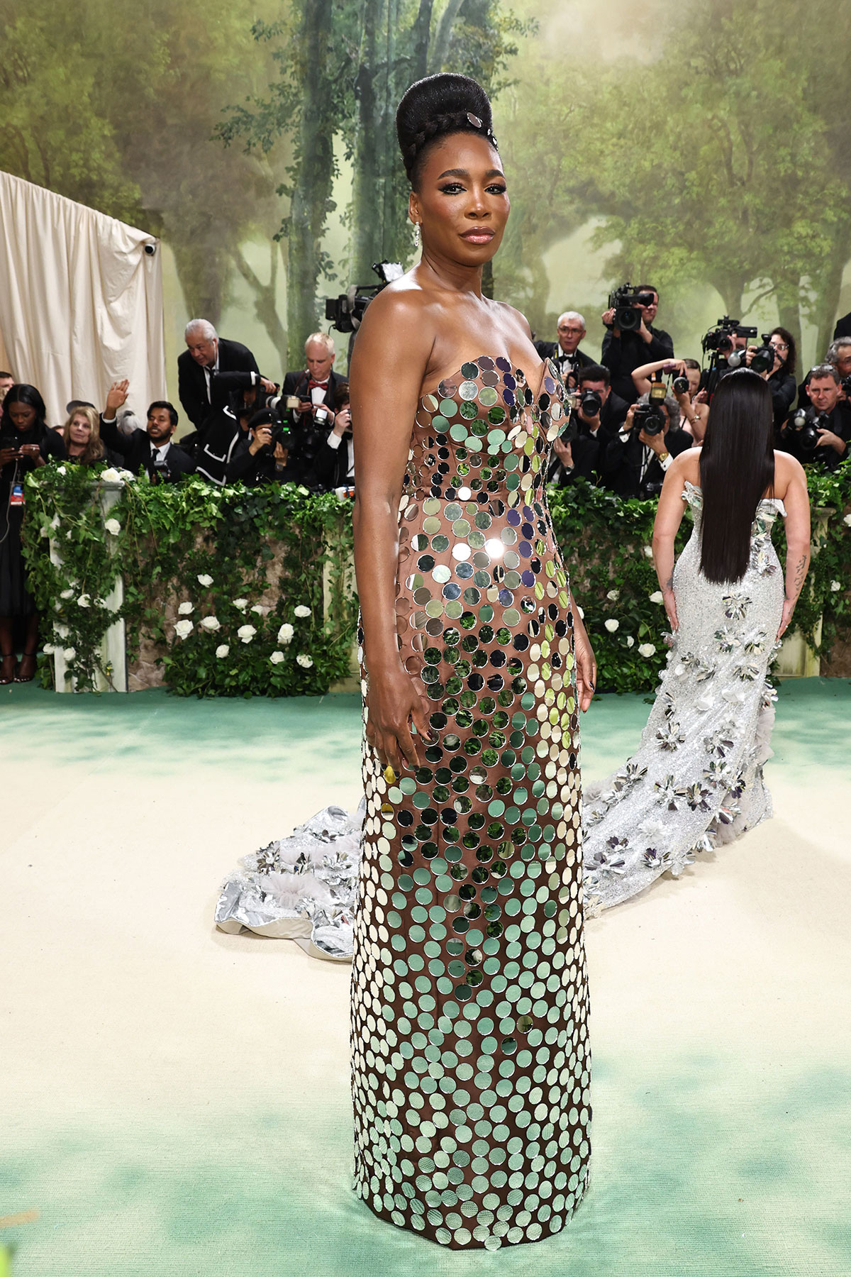 Xu hướng đầm ánh bạc càn quét thảm đỏ Met Gala 2024