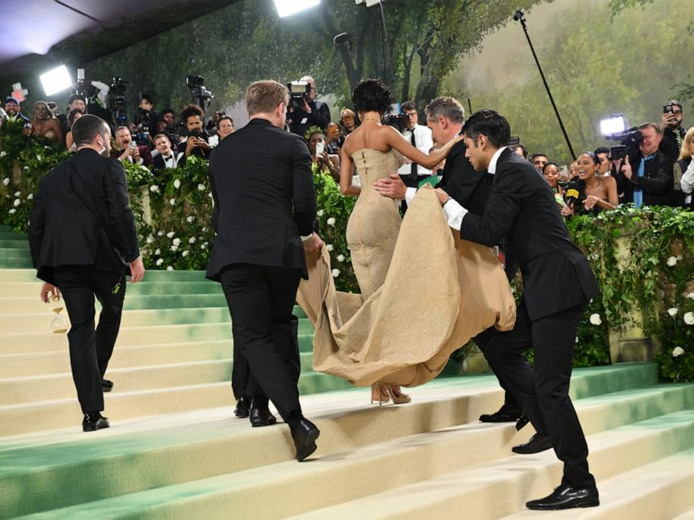 Tyla mặc đầm làm từ cát đến Met Gala 2024