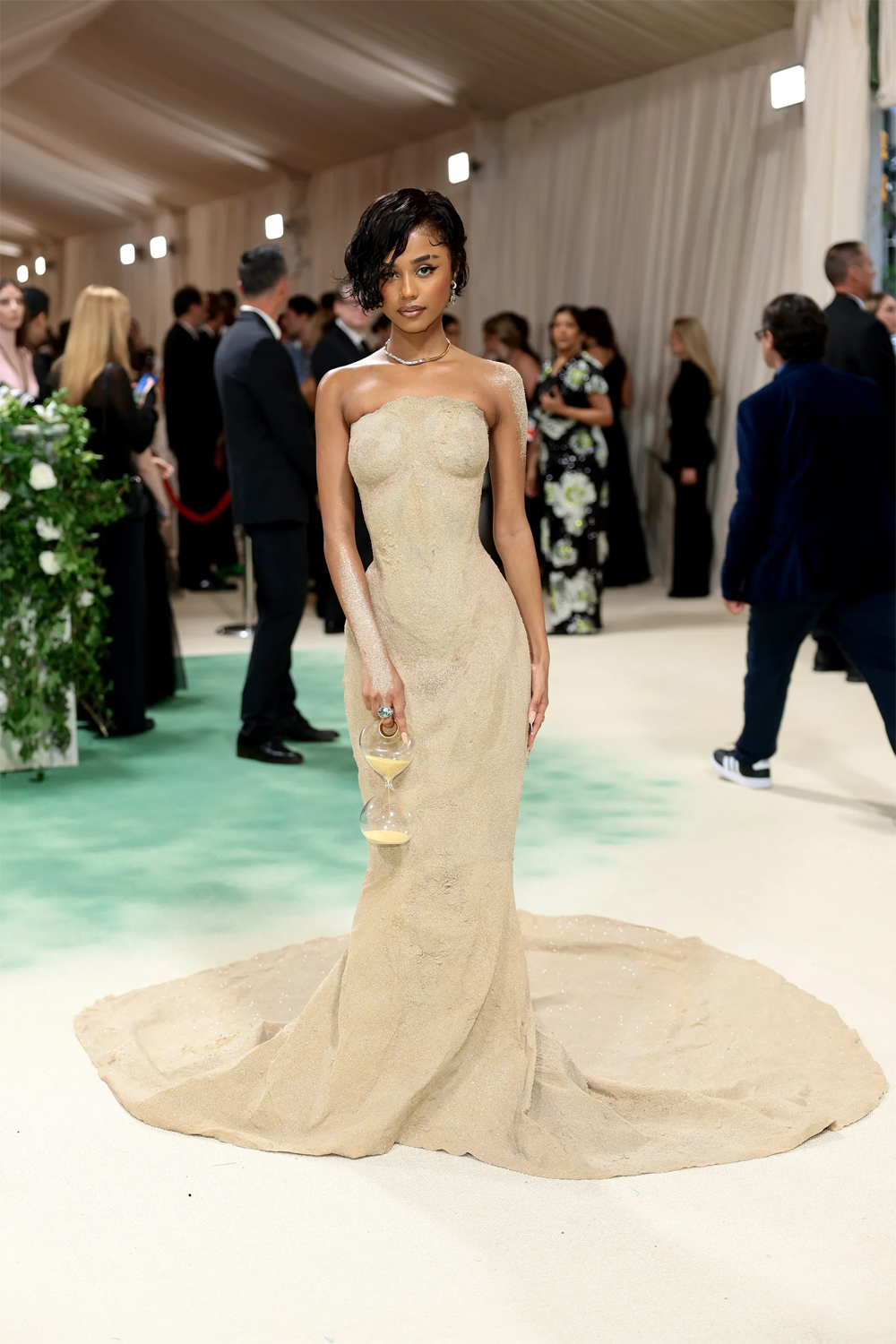 Tyla mặc đầm làm từ cát đến Met Gala 2024