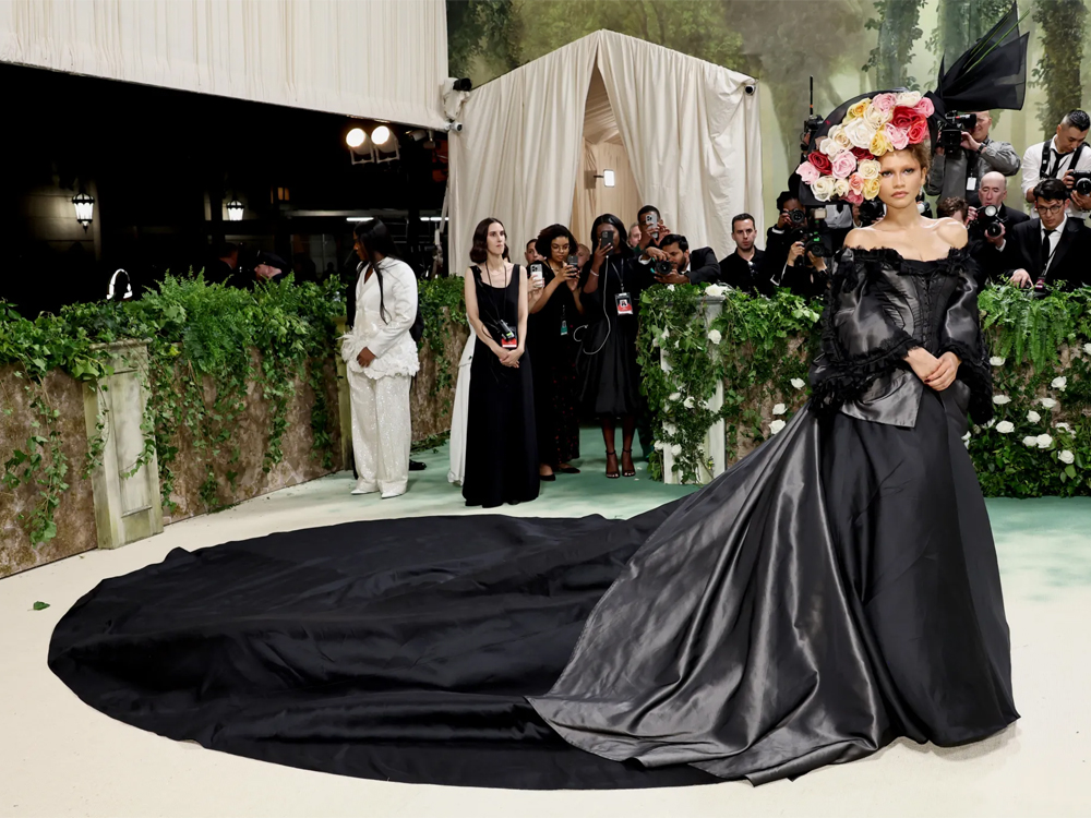 Đồng chủ tịch Met Gala 2024 Zendaya hậu thuẫn John Galliano