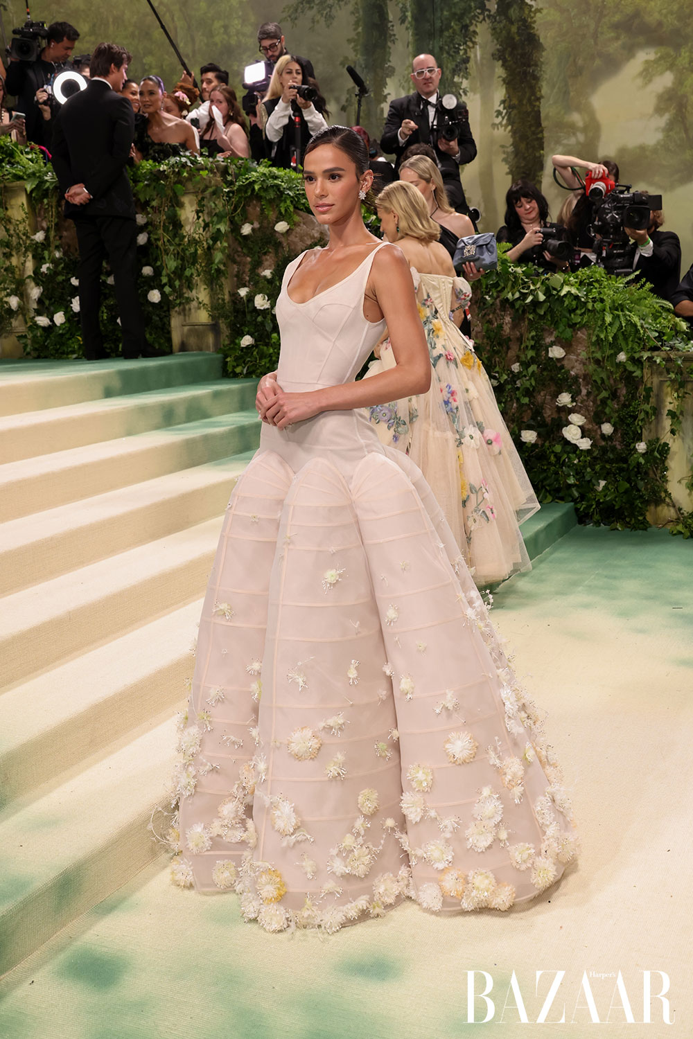 Bruna Marquezine sánh vai huyền thoại Uma Thurman tại Met Gala 2024