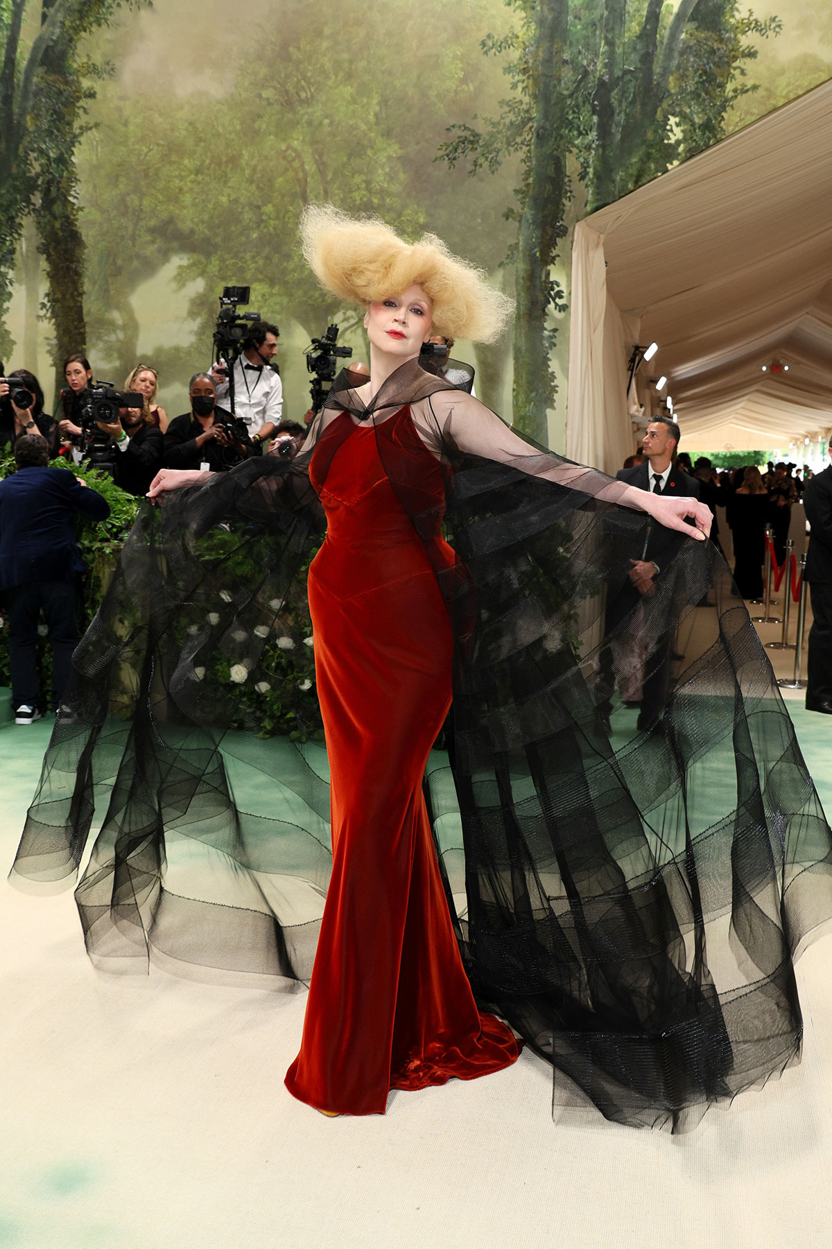 Những bộ cánh thời trang kỳ dị nhất thảm đỏ Met Gala 2024