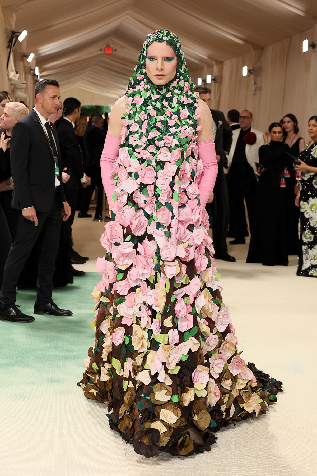 Những bộ cánh thời trang kỳ dị nhất thảm đỏ Met Gala 2024