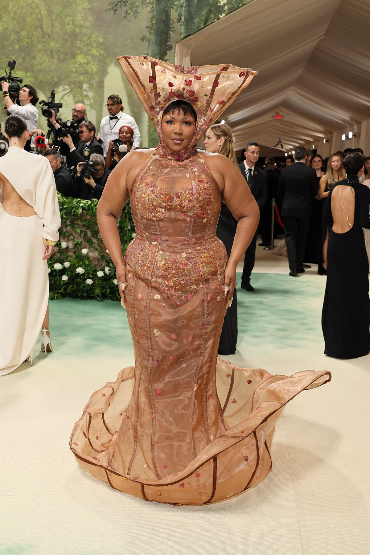 Những bộ cánh thời trang kỳ dị nhất thảm đỏ Met Gala 2024