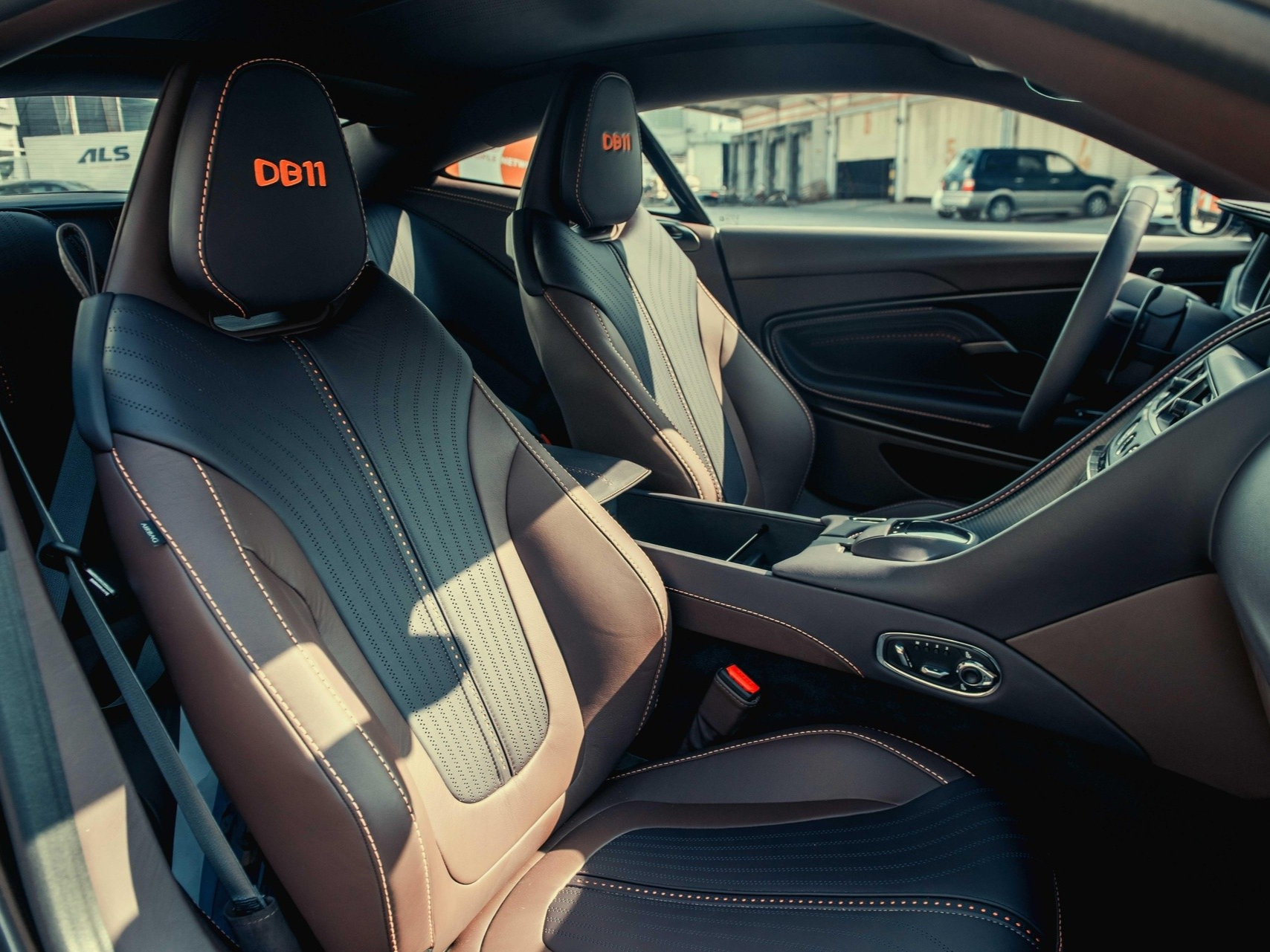 Aston Martin DB12 giá từ 19,5 tỷ đồng có gì đặc biệt?