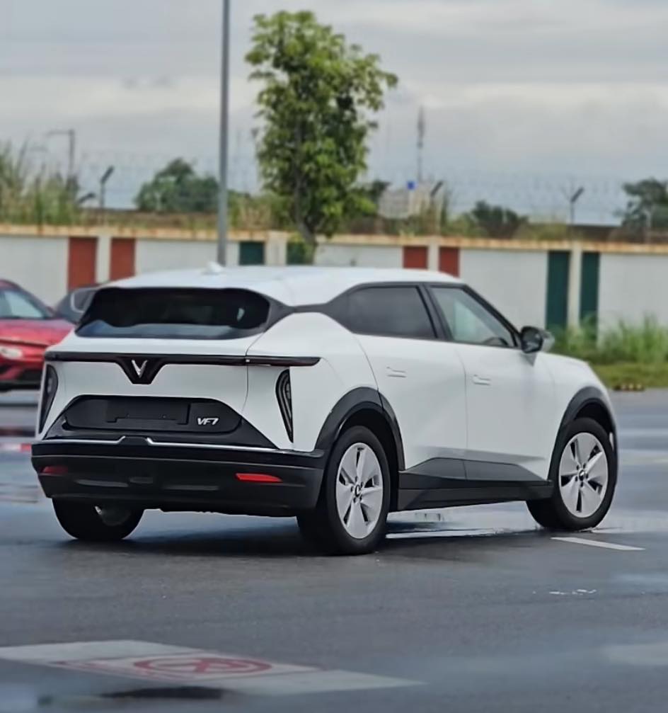 VinFast VF7