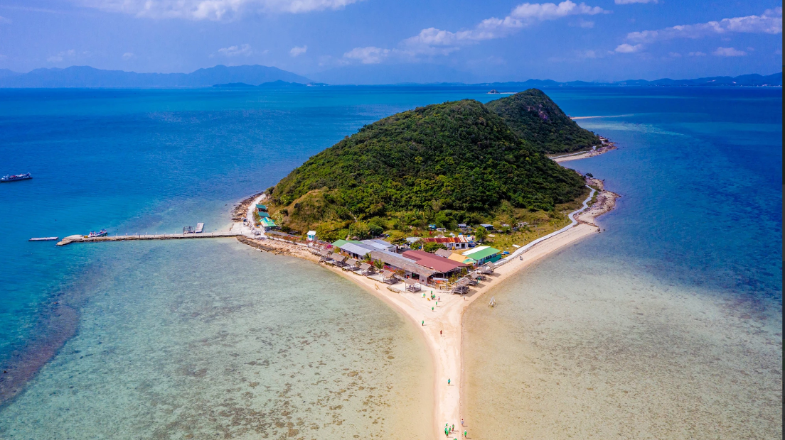 Hè này tắm biển tại bãi 'rẽ nước đôi', thăm cụ bò biển ở Khánh Hòa