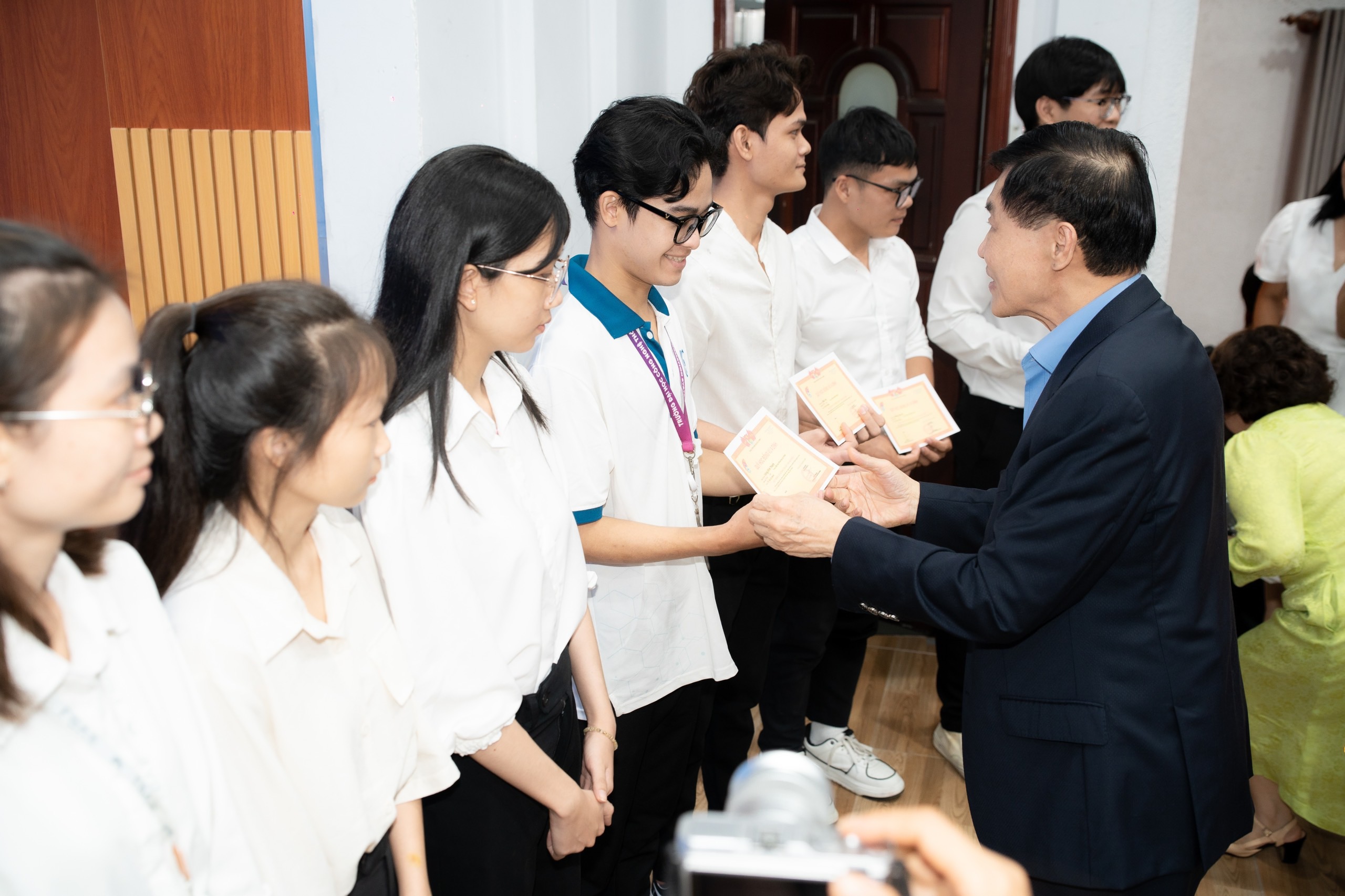 Ông Johnathan Hạnh Nguyễn trao học bổng trị giá 3,6 tỷ đồng cho học sinh, sinh viên vượt khó