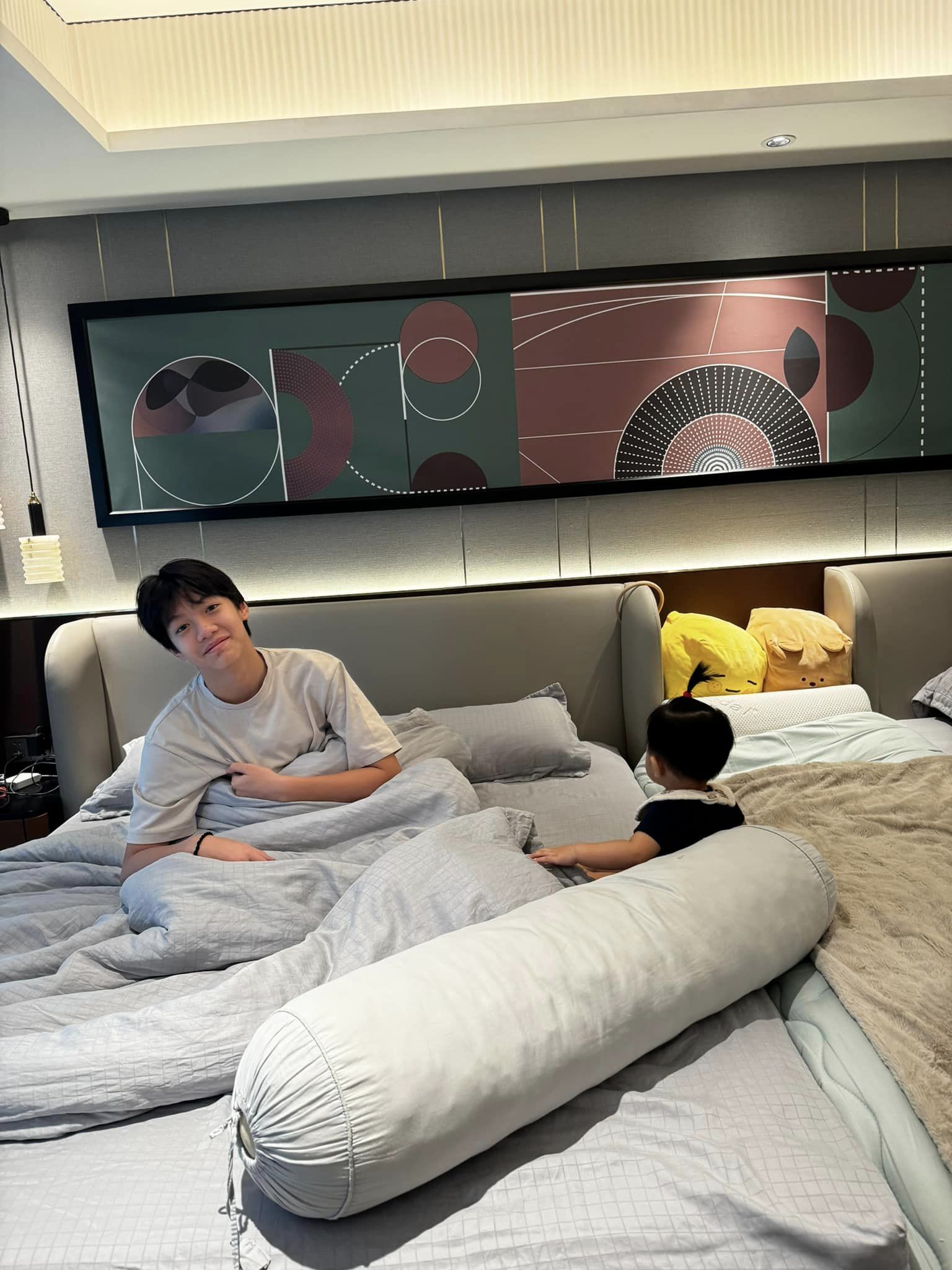 Gia đình Cường Đô La lại khoe ảnh, nhưng tâm điểm lại là Subeo