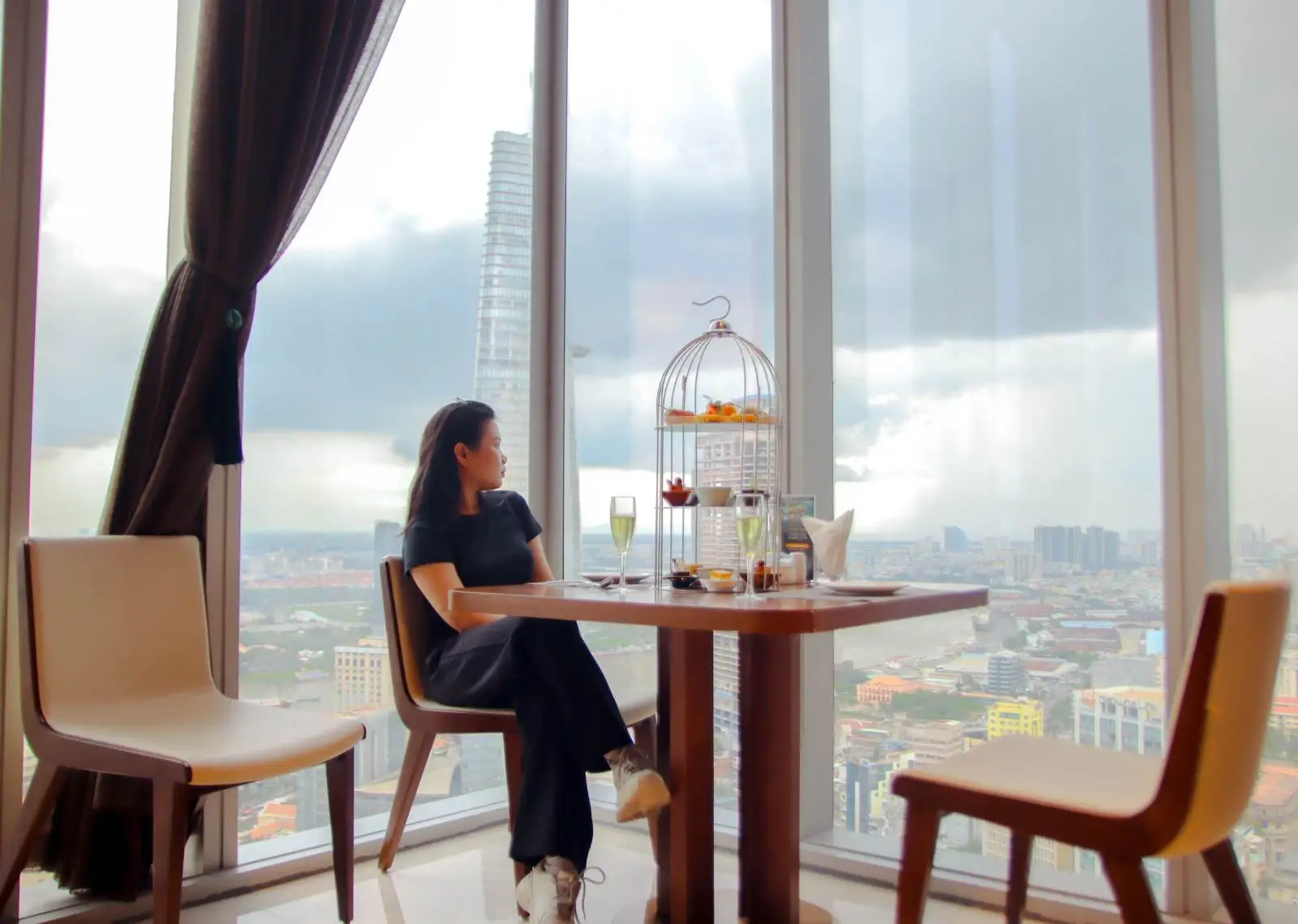 Thưởng thức trà chiều và bao trọn Sài Gòn vào tầm mắt trên Sky 28