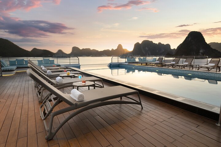 "Hút" khách tỷ phú đến Quảng Ninh bằng tour du thuyền cao cấp