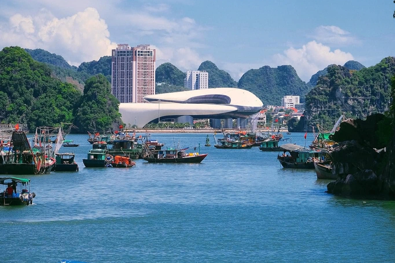 "Hút" khách tỷ phú đến Quảng Ninh bằng tour du thuyền cao cấp