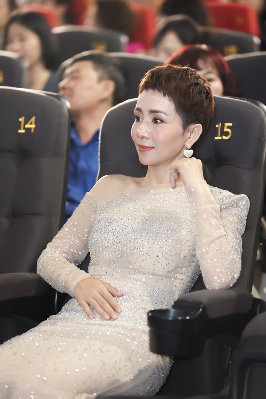 Thúy Hiền khóc khi nghe ca khúc chồng cũ sáng tác cho Tùng Dương