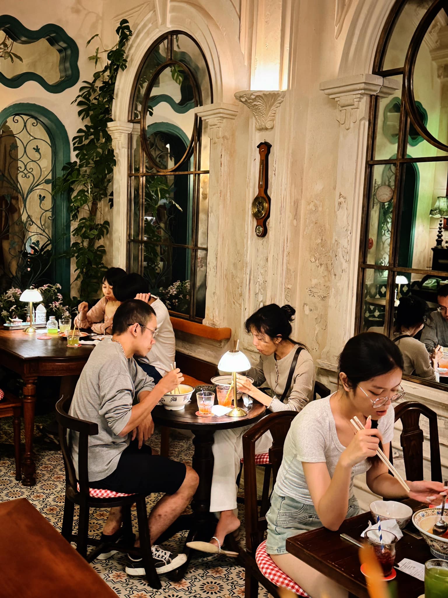 Nhà hàng chay 'phải chờ cả tiếng' của Ngô Thanh Vân