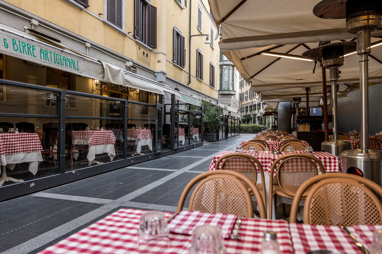 Vợ chồng Tăng Thanh Hà hẹn hò ở nhà hàng tại Italy