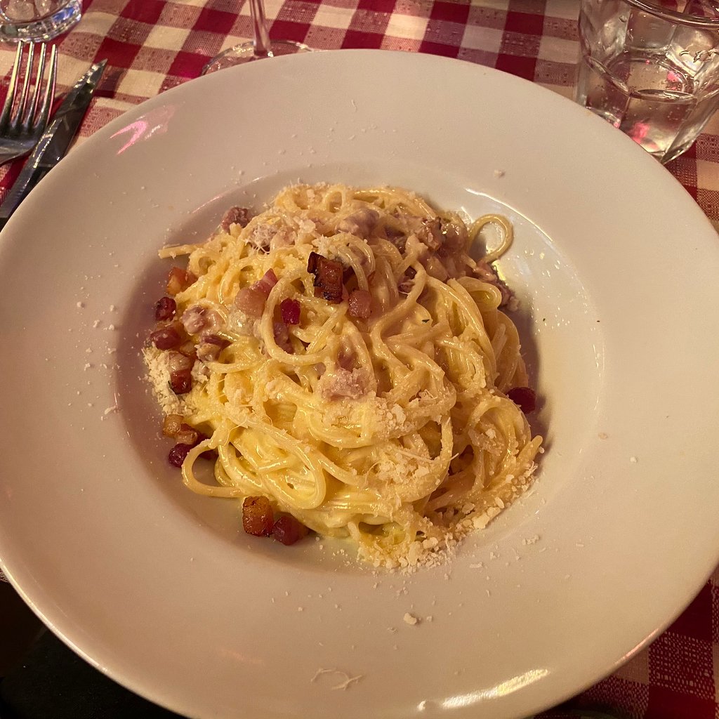 Vợ chồng Tăng Thanh Hà hẹn hò ở nhà hàng tại Italy