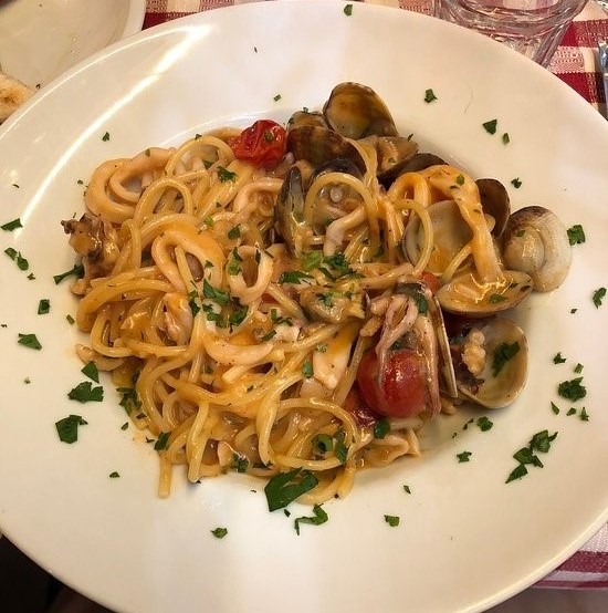 Vợ chồng Tăng Thanh Hà hẹn hò ở nhà hàng tại Italy