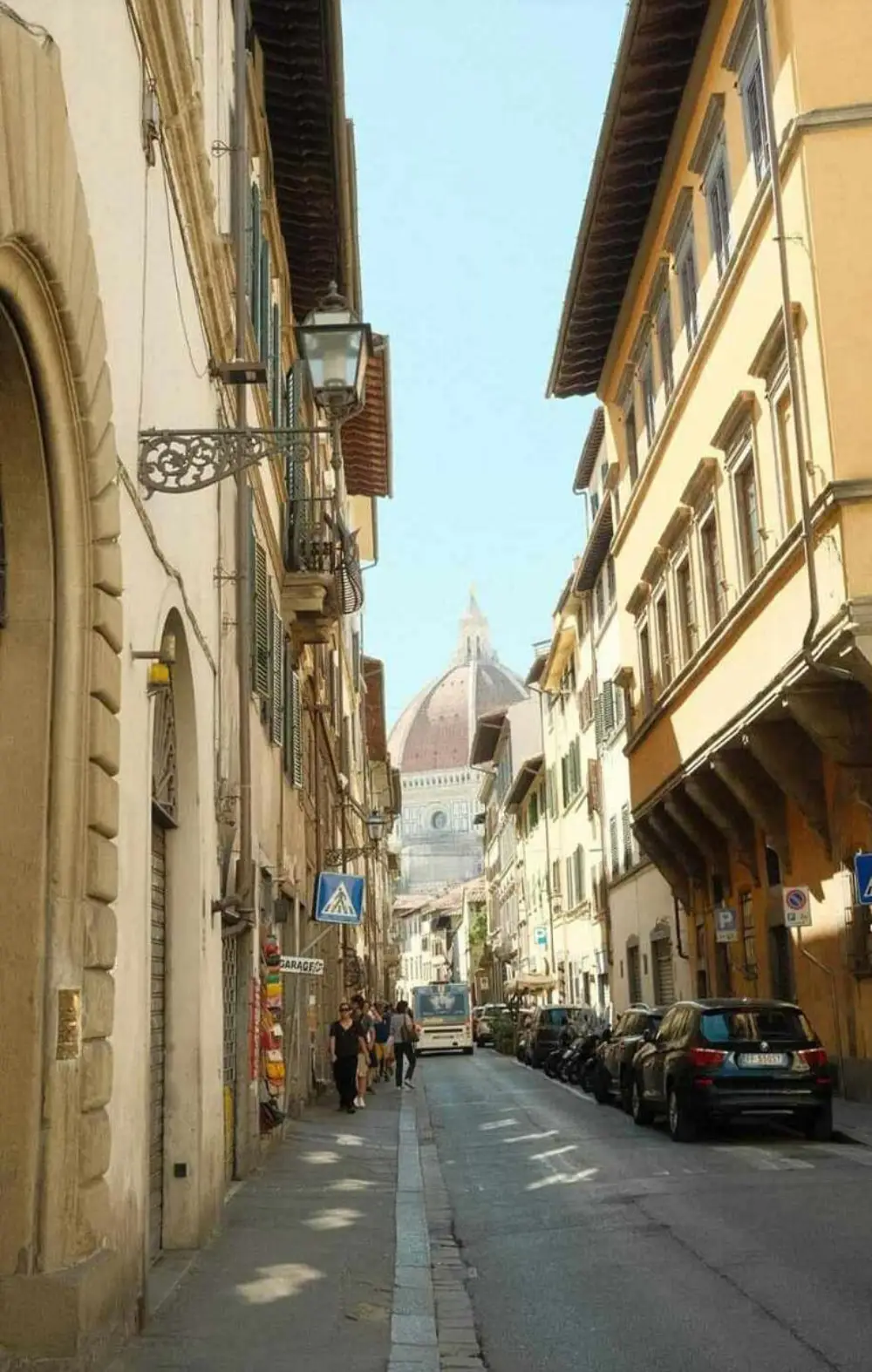 Vợ chồng Tăng Thanh Hà hẹn hò ở nhà hàng tại Italy