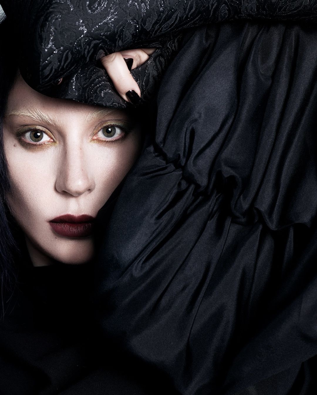 Lady Gaga bí ẩn trong bộ cánh all-black từ Alexander McQueen