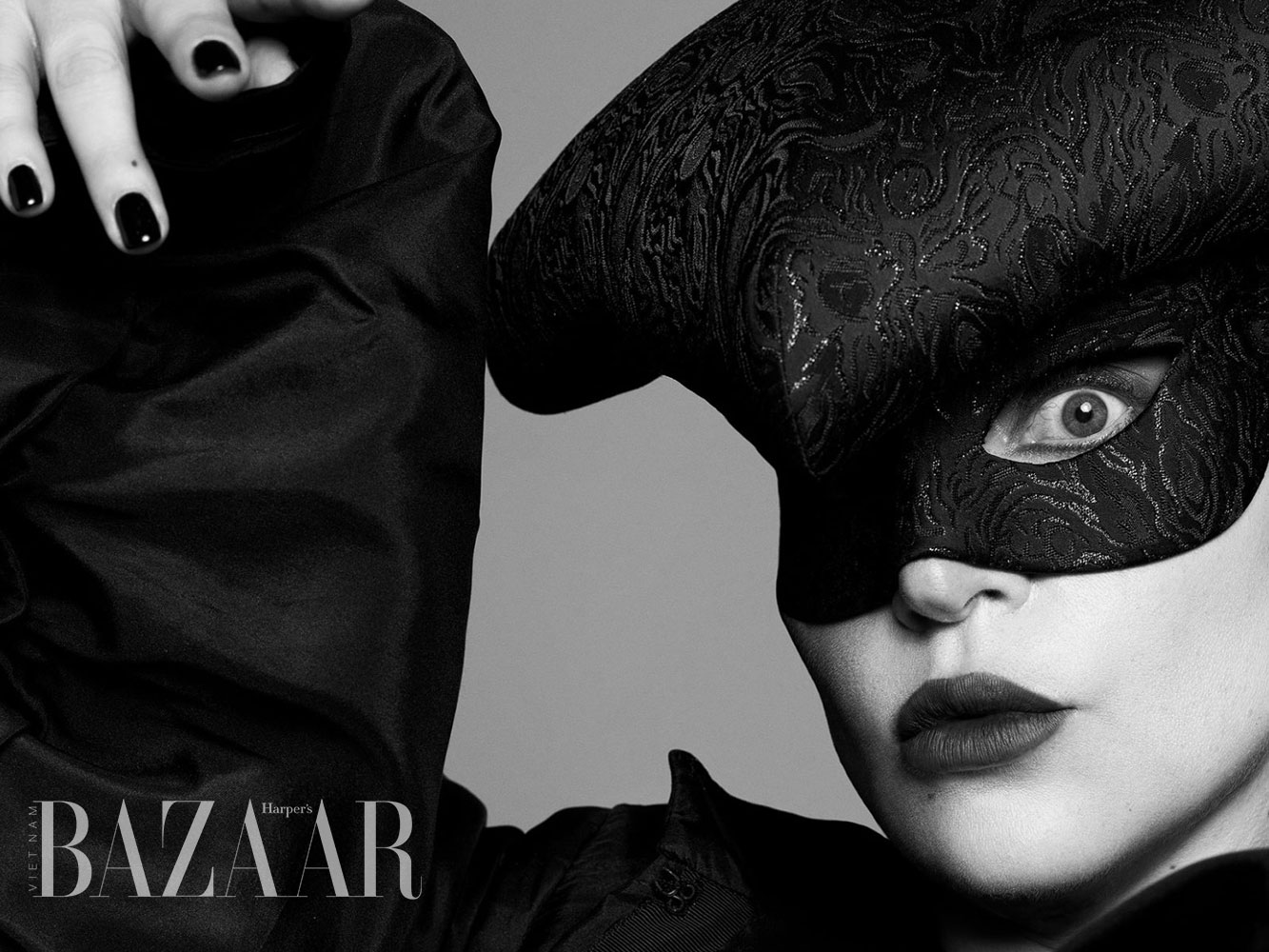 Lady Gaga bí ẩn trong bộ cánh all-black từ Alexander McQueen