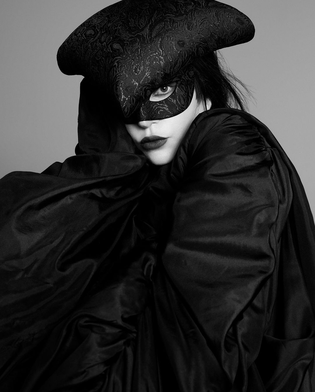 Lady Gaga bí ẩn trong bộ cánh all-black từ Alexander McQueen
