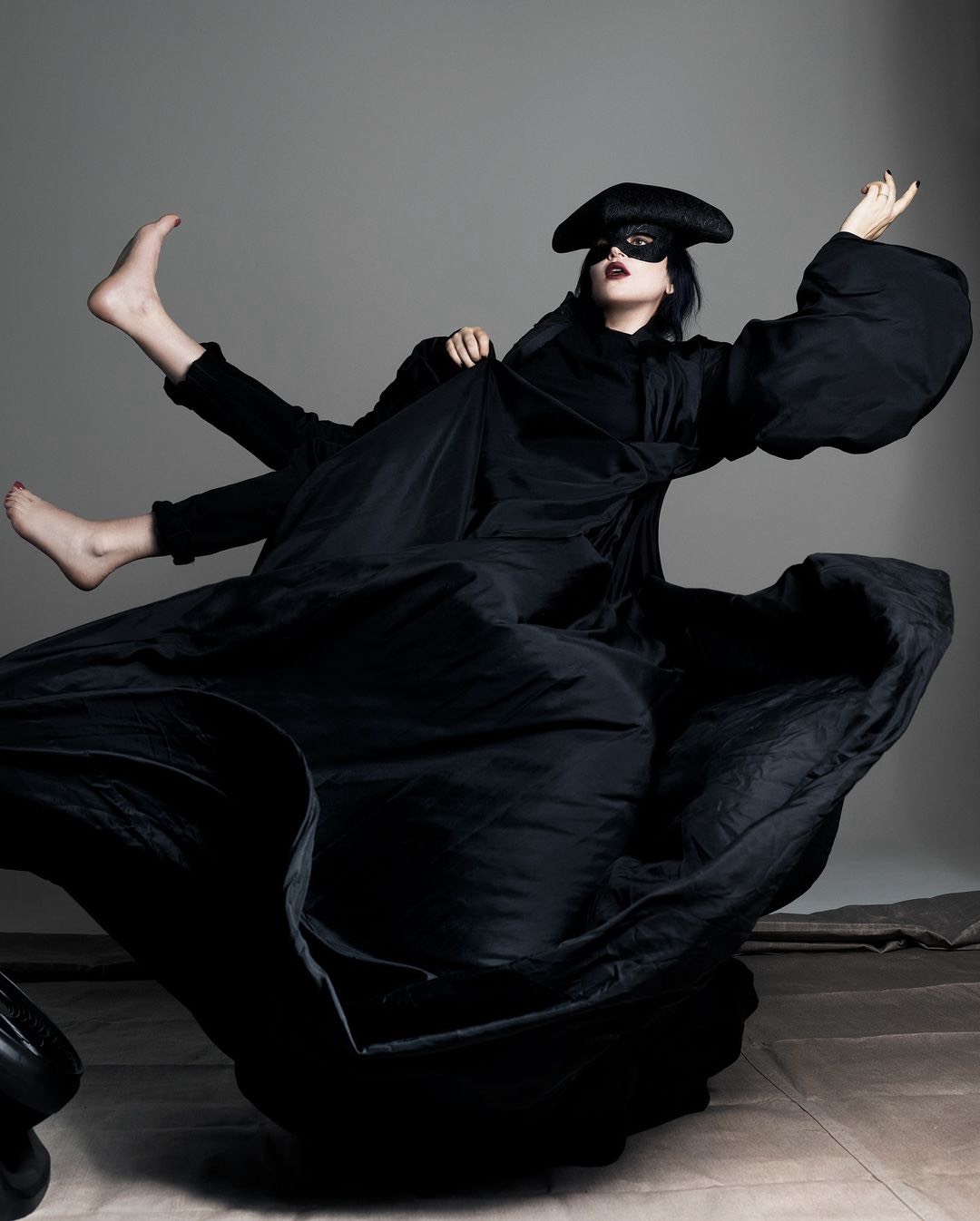 Lady Gaga bí ẩn trong bộ cánh all-black từ Alexander McQueen